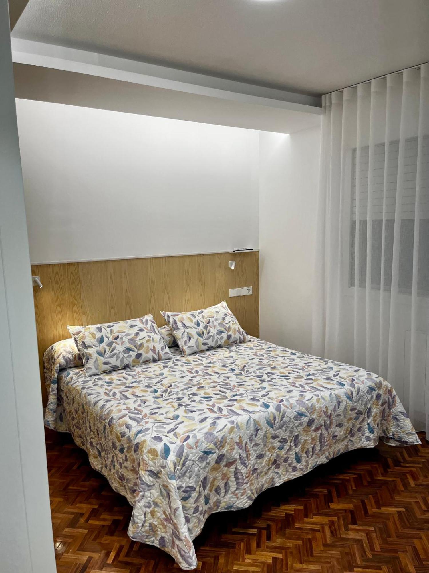 Hostal Charo II سانتياغو دي كومبوستيلا المظهر الخارجي الصورة